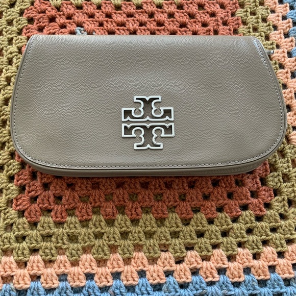 Tory Burch Handbags - Tory Burch Britten Clutch